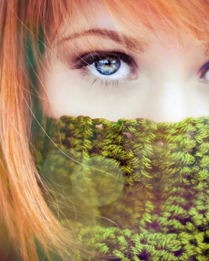 Jeune femme rousse aux yeux bleus avec un foulard vert