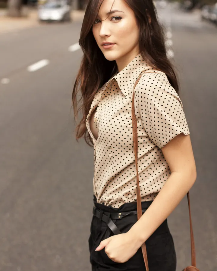 Jeune femme en chemise à pois et jupe noire