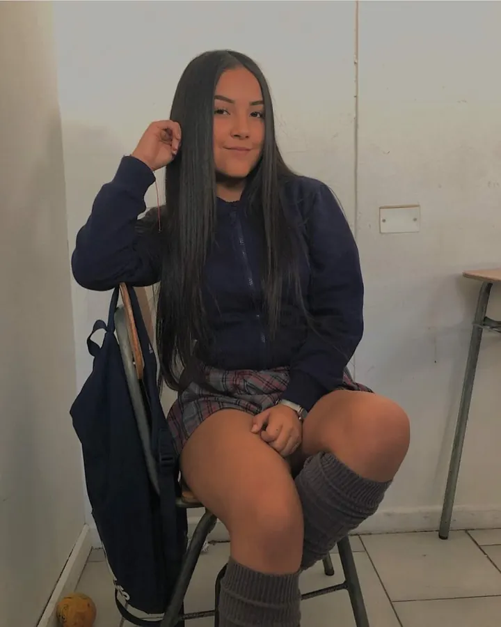Femme en haut blanc, prenant un selfie dans un miroir
