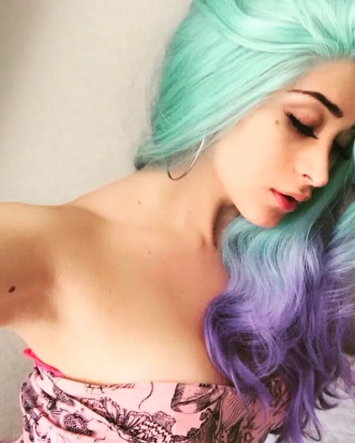 Maya aux cheveux colorés en vert et violet