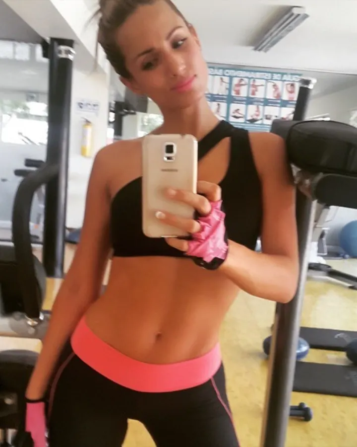 Nadia en tenue de sport tenant un téléphone