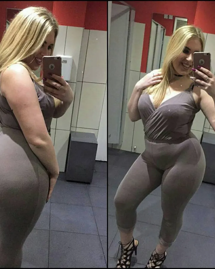 Femme blonde en body marron posant dans un vestiaire, vue de profil et de face, tenant son téléphone